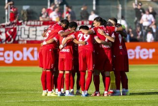 Les joueurs du FC Sion réunis au centre du terrain lors de la rencontre face à Yverdon Sport